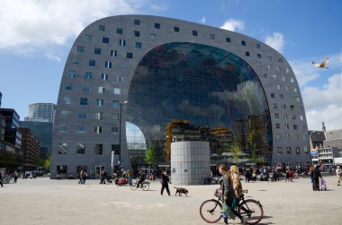 Rotterdam, Hollanda - 9 Mayıs 2015: İnsanlar Markthal Rotterdam ziyaret edin.