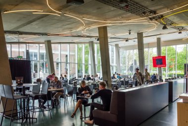 Rotterdam, Hollanda - 9 Mayıs 2015: İnsanlar Rotterdam Kunsthal kafeterya Müzesi'nde