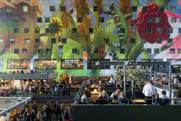 Rotterdam, Países Bajos - 9 de mayo de 2015: La gente de compras en Markthal en Rotterdam . — Foto de Stock