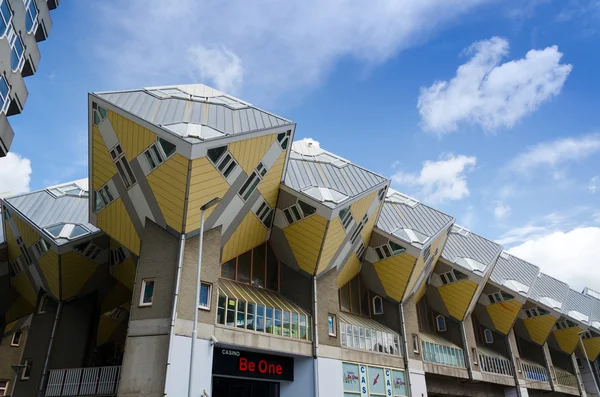 Роттердам, Нидерланды - 9 мая 2015 года: Cube Houses the iconic in Rotterdam — стоковое фото