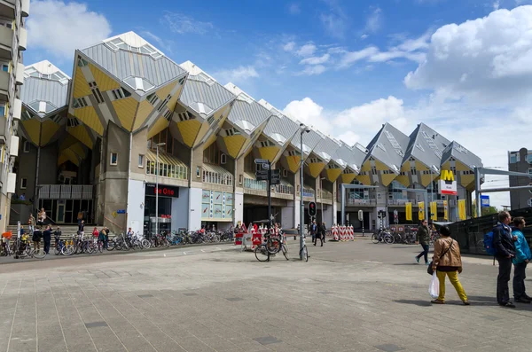 Rotterdam, Nederland - 9 mei 2015: Toeristische bezoek Kubuswoningen de iconische in het centrum van de stad. — Stockfoto