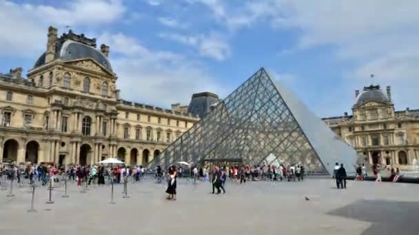 París, Francia - 13 de mayo de 2015: Los turistas que visitan el Museo del Louvre en París — Vídeos de Stock