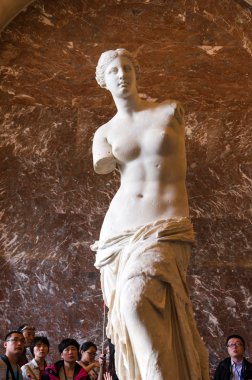 Paris, Fransa - 13 Mayıs 2015: Venüs de Milo heykeli Paris'te Louvre Müzesi'nde.