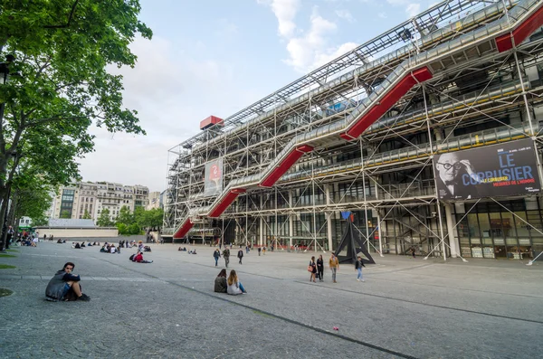 Parigi, Francia - 14 maggio 2015: La gente visita il Centro Georges Pompidou a Parigi — Foto Stock