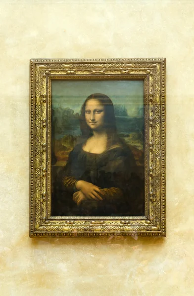 Paris, France - May 13, 2015: Leonardo DaVinci's "Mona Lisa" at the Louvre Museum, — Stock Photo, Image