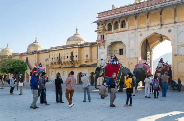Jaipur, Indien - 29. Dezember 2014: Touristen genießen Elefantenritt in der Bernsteinfestung in Jaipur — Stockfoto