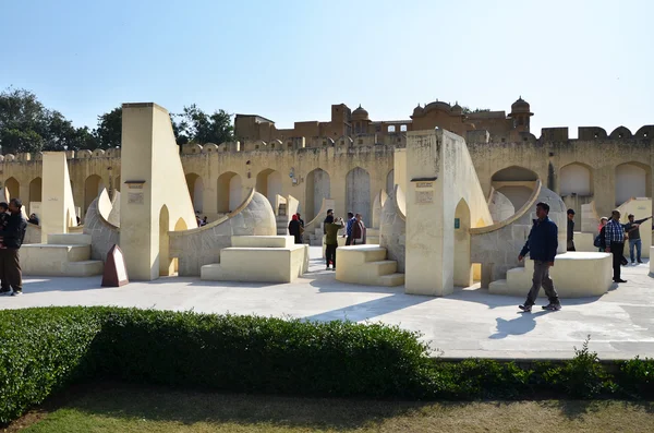 Jaipur, India - December 29, 2014: people visit Jantar Mantar observatory in Jaipur, India. — Stock Photo, Image