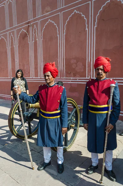 Jaipur, India - 29 December 2014: Två vakter i traditionell klädsel vid infarten till staden Palace i Jaipur — Stockfoto
