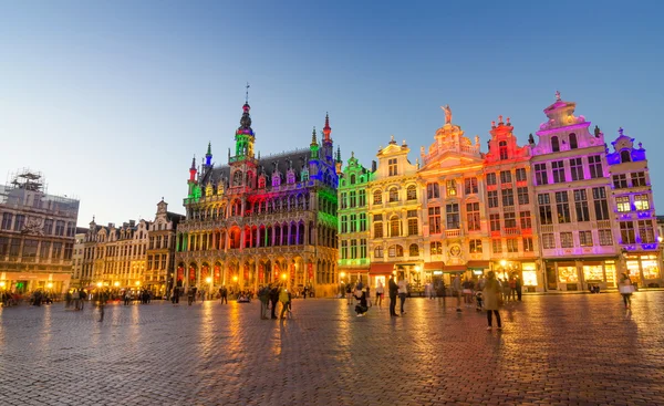 Γκραν Πλας με πολύχρωμο φωτισμό στο σούρουπο, στις Βρυξέλλες. — Φωτογραφία Αρχείου