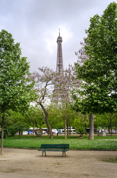 在 Champ de Mars 公园，巴黎的埃菲尔铁塔 — 图库照片