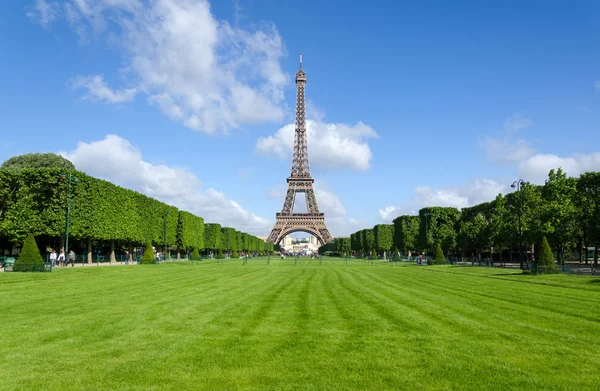 Эйфелева башня утром в Париже . — стоковое фото