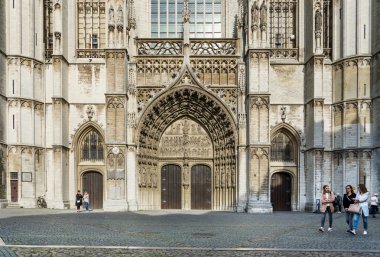 Antwerp, Belçika - 10 Mayıs 2015: turist ziyaret Katedrali bizim hanımın Antwerp, Belçika.