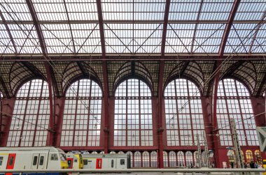 Antwerp, Belçika - 11 Mayıs 2015: Anvers merkez stati insanlarda