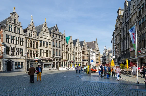 Antwerpen, Belgien - 10 maj 2015: turist besöka grand platsen i Antwerpen, Belgien. — Stockfoto