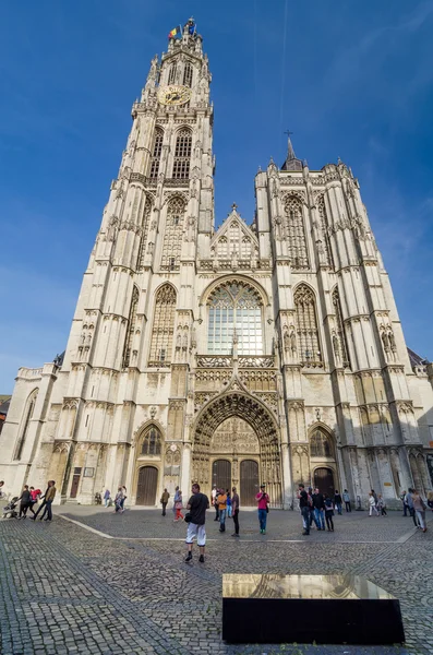 Antwerpen, België - 10 mei 2015: toeristische bezoek kathedraal van onze lieve vrouw in Antwerpen, België. — Stockfoto