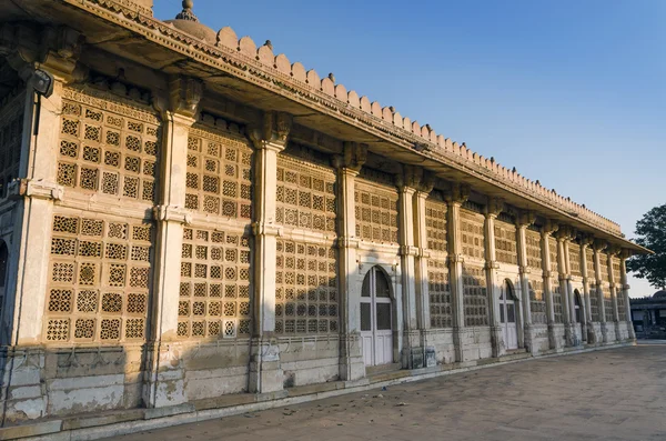 Außenansicht der Sarkhej-Roza-Moschee in Ahmedabad — Stockfoto