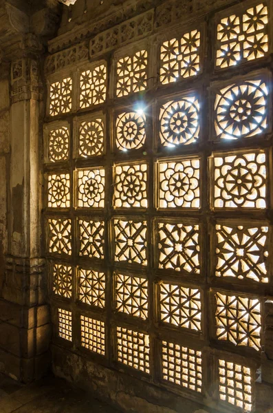 Patrón de rejillas de piedra tallada en la mezquita Sarkhej Roza en Ahmedabad — Foto de Stock