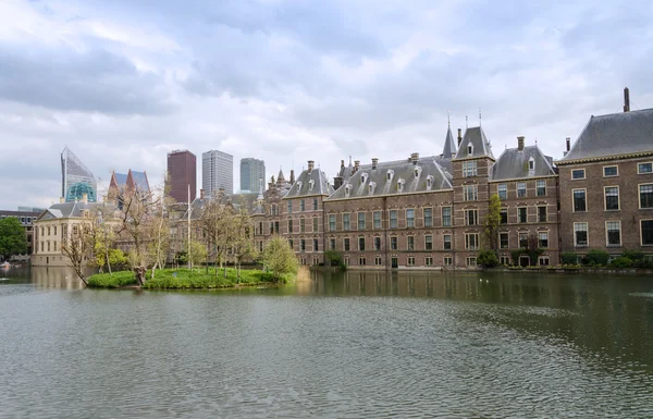 Nederländska parlamentet Binnenhof byggnader med skyskrapor i bac — Stockfoto