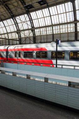 Tren platformu Amsterdam.