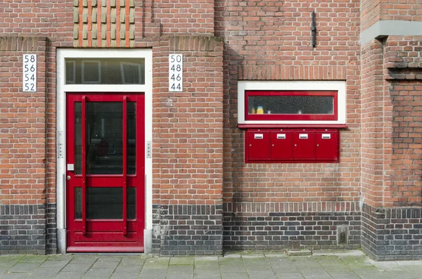 Porte et boîte aux lettres à l'extérieur de l'immeuble à Amsterdam — Photo