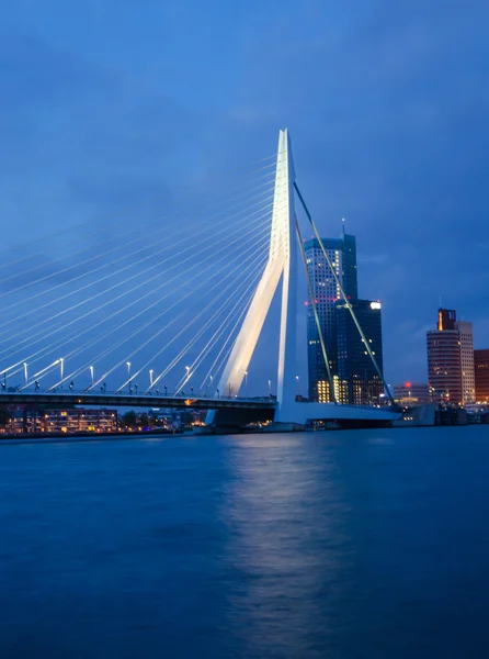 Сумерки на мосту Эразмус в Роттердаме — стоковое фото
