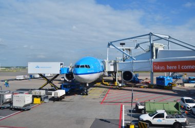 Amsterdam, Hollanda - 16 Mayıs 2015: klm uçağı schiphol Havalimanı'nda