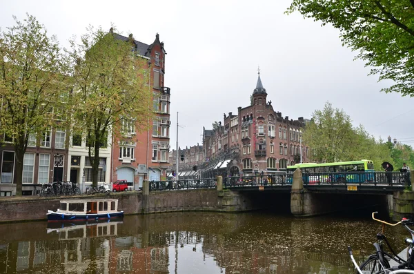 Amsterdam, Netherlands - May 16, 2015: People at Westermarkt District in Amsterdam — Stock Photo, Image