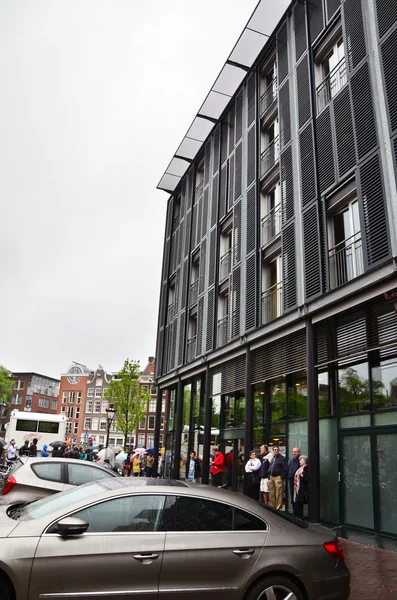 Ámsterdam, Países Bajos - 16 de mayo de 2015: Los turistas hacen cola para visitar el Museo de la Casa de Ana Frank — Foto de Stock