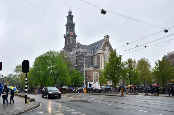 Amsterdam, Nederland - 6 mei 2015: Mensen bezoeken Westerkerk (westerse kerk) in Amsterdam — Stockfoto