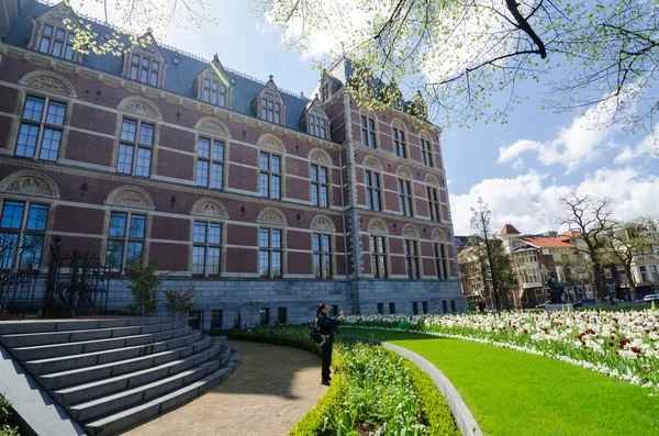 Amsterdam, Nederland - 6 mei 2015: Toeristen in de tuin rond het Rijksmuseum, — Stockfoto