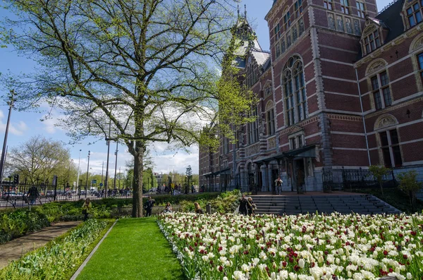 Ámsterdam, Países Bajos - 6 de mayo de 2015: Los turistas en el jardín alrededor del Rijksmuseum — Foto de Stock