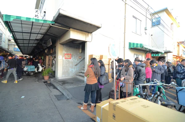 Tokio, Japón - 26 de noviembre de 2013: El mercado de Tsukiji es un gran mercado para el pescado en el centro de Tokio . —  Fotos de Stock