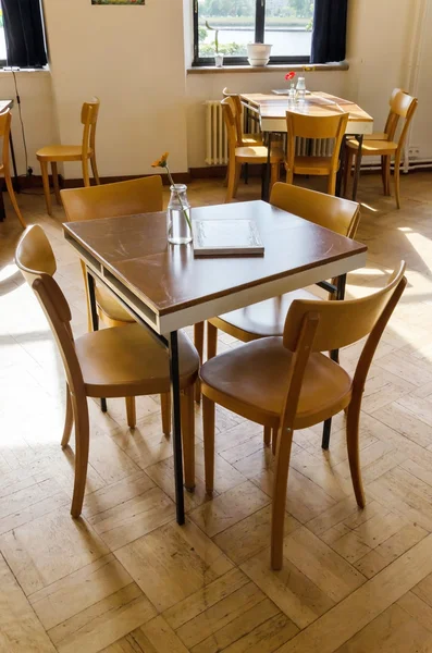 Столы и стулья в ресторане . — стоковое фото
