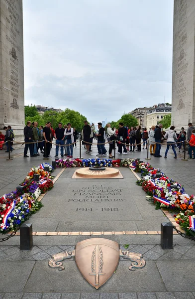 Paris, Frankreich - 14. Mai 2015: Touristen besuchen Grab des unbekannten Soldaten unter dem Triumphbogen, Paris. — Stockfoto