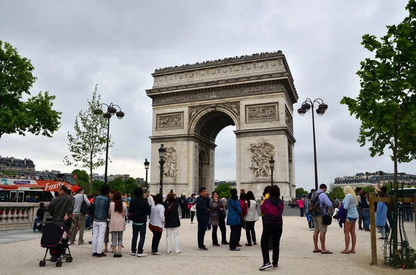 Paris, France - May 14, 2015: Tourist visit Arc de Triomphe in Paris — Φωτογραφία Αρχείου