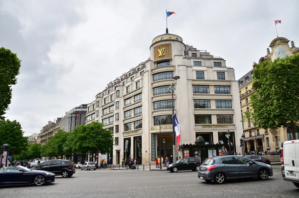 Paris, France - May 14, 2015: Tourists Shopping at Louis Vuitton Store in Paris — Φωτογραφία Αρχείου