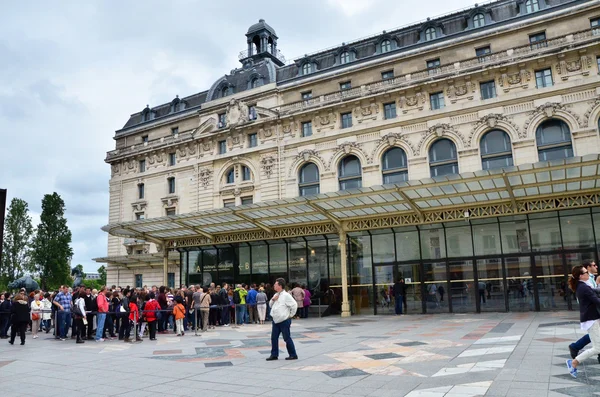 Parigi, Francia - 14 maggio 2015: Visitatori all'ingresso principale del Museo d'Arte Moderna Orsay di Parigi — Foto Stock