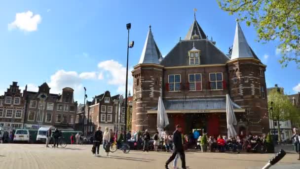Amsterdam, Holandia - 7 maja 2015: ludzie odwiedzają nieuwmarkt w Amsterdamie. — Wideo stockowe