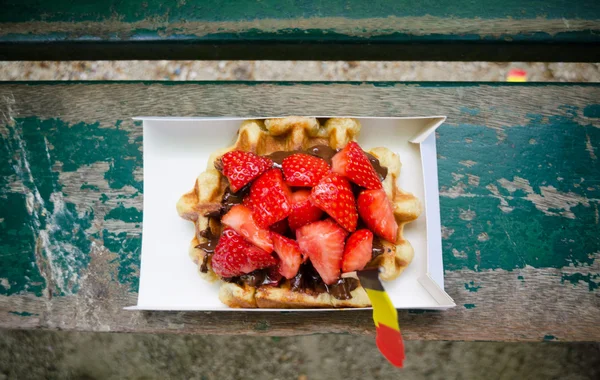 Belgium waffle with chocolate sauce and strawberries. — Stock Photo, Image