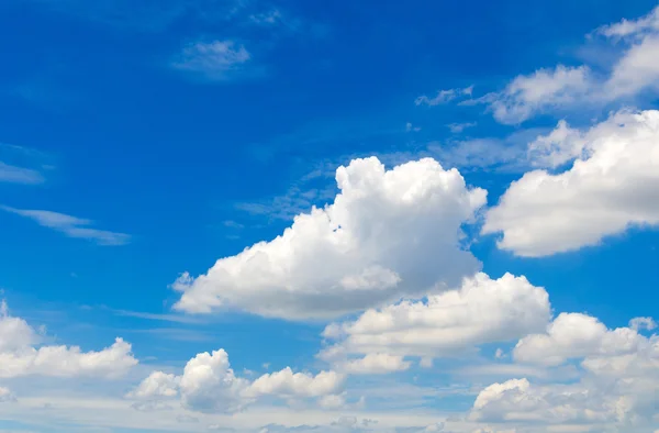 Blauwe lucht met wolken — Stockfoto