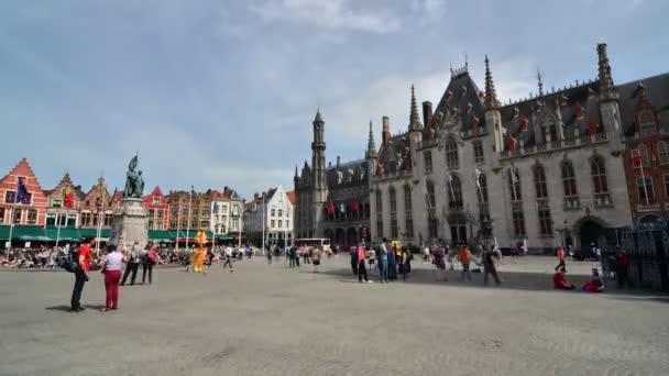 Brygge, Belgien-11 maj 2015: turist på Grote Markt Square i Brygge — Stockvideo