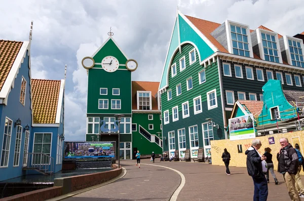 Zaandam, Netherlands - May 5, 2015: People at Zaandam Railway Station — ストック写真