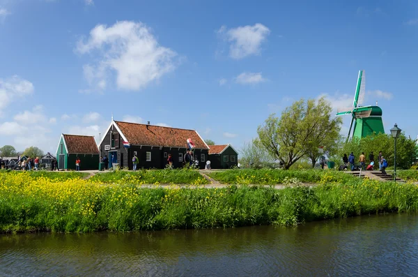 Zaanse Schans, Netherlands - May 5, 2015: Tourist visit Windmills and rural houses in Zaanse Schans — Stockfoto