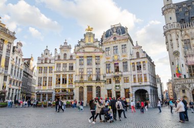 Brussels, Belçika - 13 Mayıs 2015: Brüksel'in ünlü Grand Place'den gelen birçok turist.