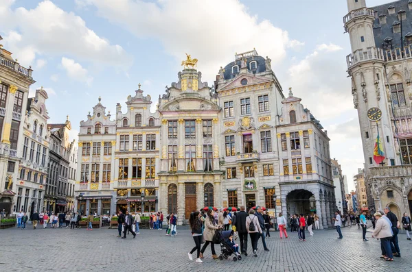 Bryssel, Belgien - 13 maj 2015: Många turister som besöker berömda Grand Place i Bryssel. — Stockfoto