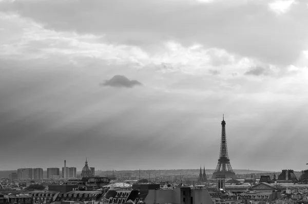 Eiffeltornet med Paris Skyline i solnedgången — Stockfoto