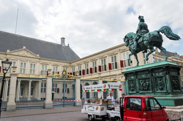 Гаага, Нідерланди - 8 травня 2015: Люди відвідують палацу Ноордеінде, Гаага — стокове фото