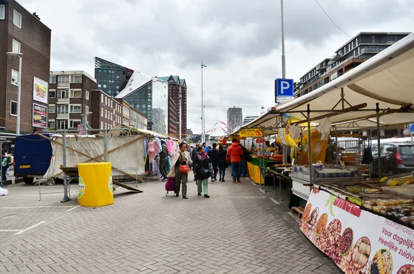 Rotterdam, Netherlands - May 9, 2015: Unidentified shoppers at the Street Market in Rotterdam. — Stock Photo, Image