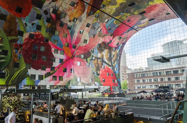 Rotterdam, Nederland - 9 mei 2015: Retail Shop in de Markthal in Rotterdam — Stockfoto