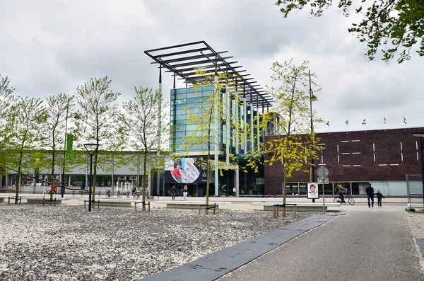 Rotterdam, Países Bajos - 9 de mayo de 2015: La gente visita el museo Het Nieuwe Institut — Foto de Stock